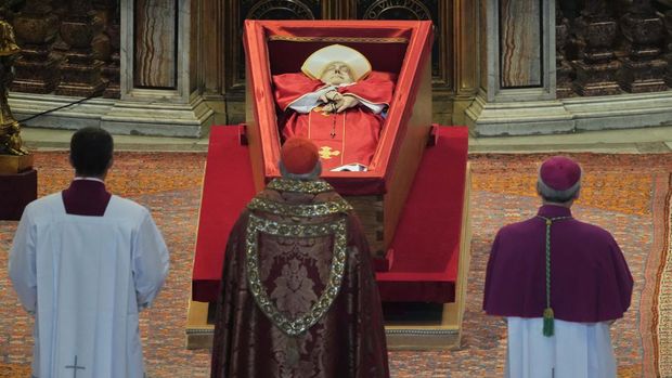 SENSITIVE MATERIAL. THIS IMAGE MAY OFFEND OR DISTURB    Cardinal Camerlengo Kevin Joseph Farrell,  stands before the body of Pope Francis inside St. Peter's Basilica at the Vatican, Wednesday, April 23, 2025, where he will lie in state for three days.     Andrew Medichini/Pool via REUTERS