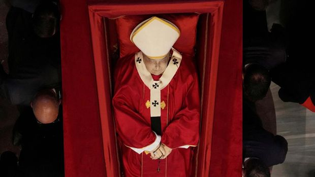SENSITIVE MATERIAL. THIS IMAGE MAY OFFEND OR DISTURB    Cardinal Camerlengo Kevin Joseph Farrell,  stands before the body of Pope Francis inside St. Peter's Basilica at the Vatican, Wednesday, April 23, 2025, where he will lie in state for three days.     Andrew Medichini/Pool via REUTERS