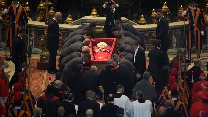 SENSITIVE MATERIAL. THIS IMAGE MAY OFFEND OR DISTURB    Cardinal Camerlengo Kevin Joseph Farrell,  stands before the body of Pope Francis inside St. Peter’s Basilica at the Vatican, Wednesday, April 23, 2025, where he will lie in state for three days.     Andrew Medichini/Pool via REUTERS