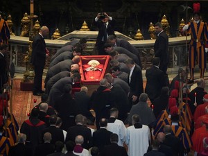 Jenazah Paus Fransiskus Disemayamkan di Basilika Santo Petrus