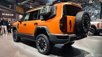 G700 menggunakan arsitektur cerdas segala medan yang disebut GAIA atau Generation of All-terrain Intelligent Architecture. Arsitektur GAIA diintegrasikan pada sistem super hybrid iDM-O dan sistem pemanjangan jangkauan kendaraan amfibi iEM-O. Fitur revolusioner tersebut menjadi standar baru untuk kinerja amfibi agar kendaraan memiliki kemampuan beroperasi di darat maupun air. Foto: Septian Farhan Nurhuda/detik.com