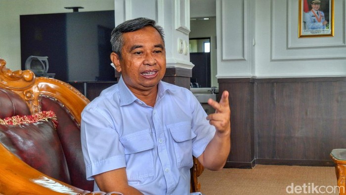 Kadisdukcapil Kabupaten Bandung, Yudi Abdurahman saat wawancara bersama awak media.