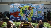 Sejumlah aktivis lingkungan Greenpeace melakukan aksi damai di depan Kedutaan Besar (Kedubes) Korea Selatan, Jakarta, Rabu (23/4/2025).