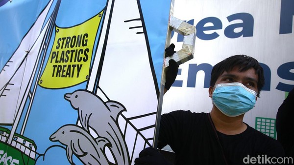Kampanye Melawan Ancaman Plastik di Depan Kedubes Korsel