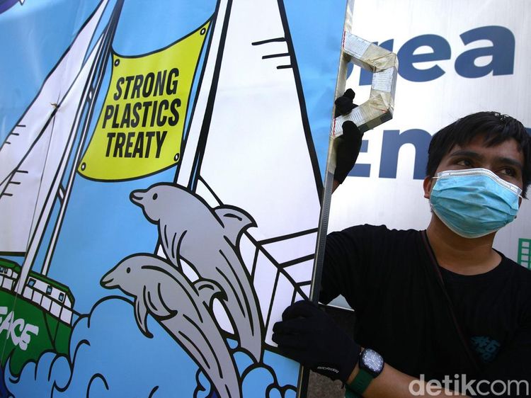 Kampanye Melawan Ancaman Plastik di Depan Kedubes Korsel