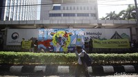 Menurut laporan OECD (2022), hanya 9% limbah plastik global yang berhasil didaur ulang, sementara 12% dibakar dan hampir 80% sisanya berakhir mencemari lingkungan, dari daratan hingga lautan.