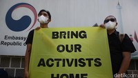 Aksi tersebut juga menuntut pemerintah Korsel mencabut larangan bepergian terhadap 5 aktivis Greenpeace gara-gara melakukan aksi damai di sebuah kapal tanker pembawa bahan utama plastik, November lalu.