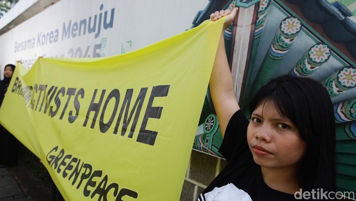 Aktivis lingkungan Greenpeace melakukan aksi damai di depan Kedubes Korea Selatan, Jakarta. Aksi tersebut terkait kampanye melawan krisis plastik.