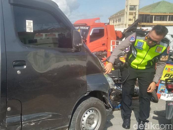 Kanit Gakkum Sat Lantas Polres Klaten, Iptu Alif Akbar Lukman Hakim, mengecek barang bukti kecelakaan di Trucuk, Rabu (23/4/2025).