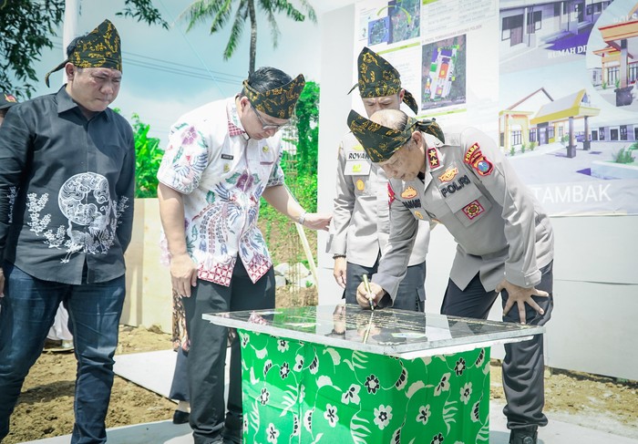 Kapolda Jatim di peletakan batu pertama pembangunan Polsek Tambak Polres Gresik