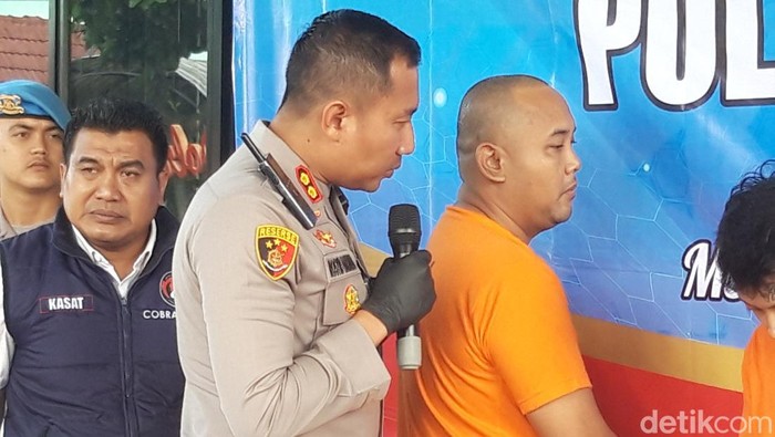 Kapolres Boyolali, AKBP Rosyid Hartanto, menanyai tersangka penjual pil koplo dalam pers rilis di Mapolres Boyolali, Rabu (23/4/2025).