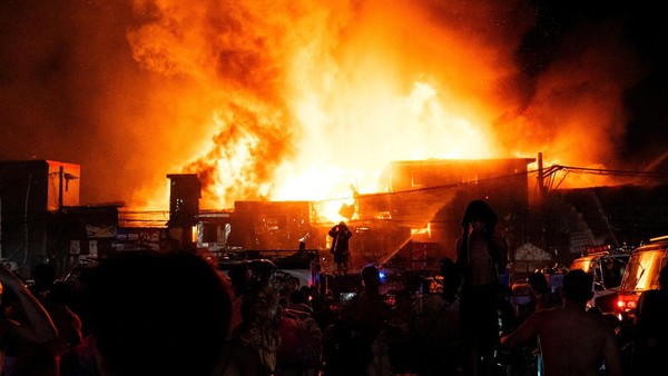 Kawasan Padat Penduduk di Manila Terbakar Hebat