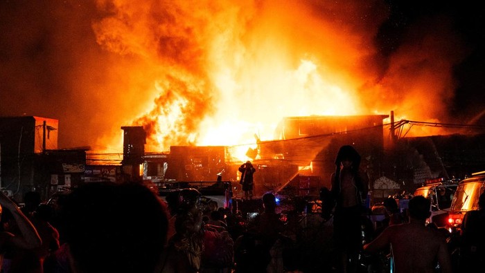 Fire engulf houses at a residential area in Manila, Philippines, April 23, 2025. REUTERS/Lisa Marie David
