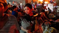 Warga sibuk menyelamatkan barang-barang mereka yang belum terbakar. 