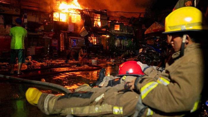 Fire engulf houses at a residential area in Manila, Philippines, April 23, 2025. REUTERS/Lisa Marie David