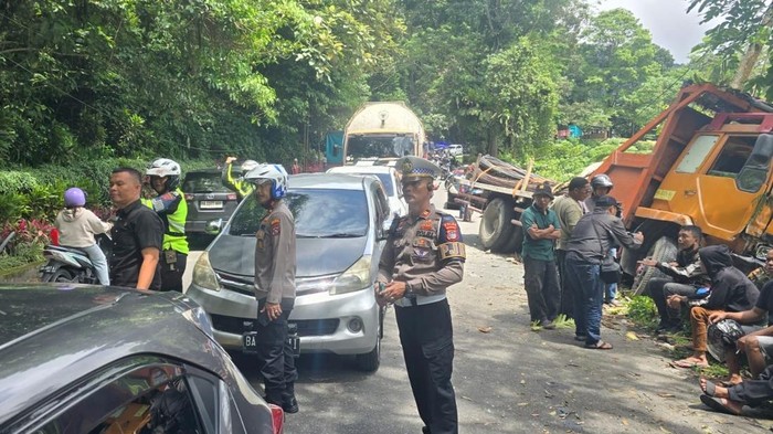 Kecelakaan beruntun di Padang Panjang. (Foto: Istimewa).