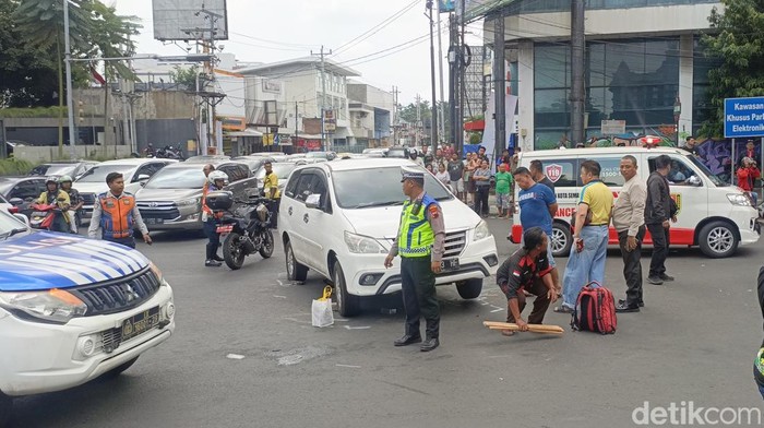 Lokasi kecelakaan motor dan mobil di Jalan Pemuda di mana korban pemotor masuk kolong mobil.