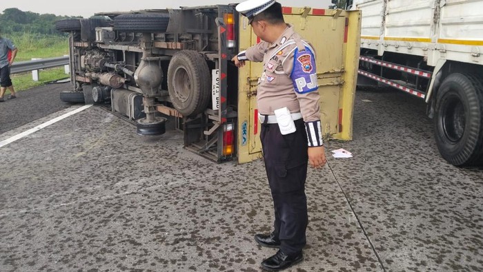Kecelakaan di Tol Sumo, Truk Terguling Usai Pecah Ban