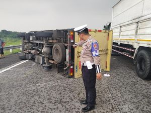 Kecelakaan di Tol Sumo, Truk Terguling Usai Pecah Ban