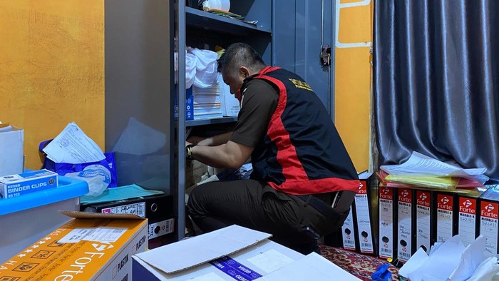 Kejari saat mengeledah kantor Bawaslu Mesuji terkait dugaan danah hibah