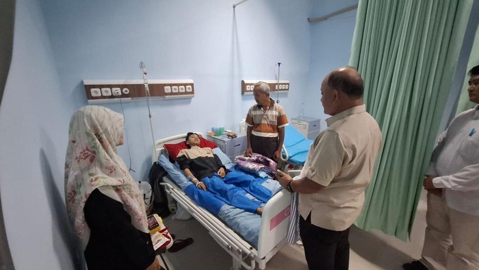 Kepala BGN Dadan Saat Menjenguk Siswa yang Alami Keracunan di Cianjur