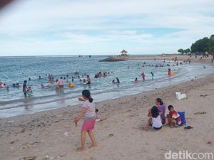 Pantai Bangsal Sanur Mulai Ramai Wisatawan Saat Libur Galungan