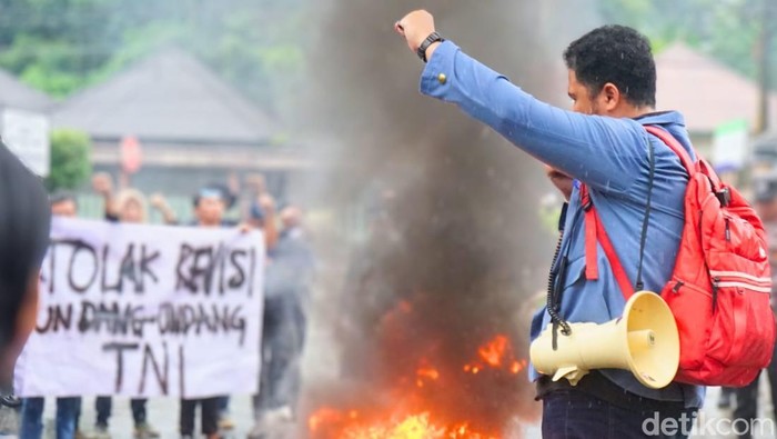 Ketua BEM UBT, Ndaru Teguh Prakoso saat berorasi di gedung DPRD Tarakan