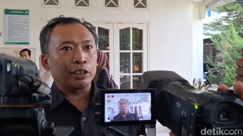 Ketua LPA Mataram Joko Jumadi saat diwawancarai di UPTD PPA NTB, Rabu sore (23/4/2025).