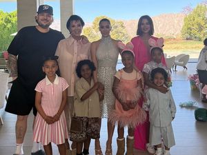 Glamor Maksimal, Kim Kardashian Rayakan Paskah dengan Gaun Rp 242 Juta
