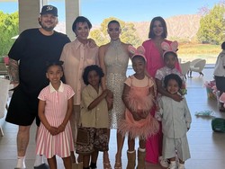 Glamor Maksimal, Kim Kardashian Rayakan Paskah dengan Gaun Rp 242 Juta