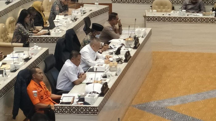Rapat kerja membahas pelaksanaan arus mudik Lebaran di Komisi V DPR, Senayan, Jakarta Pusat, Rabu (23/4/2025).