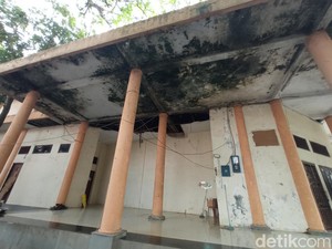 Miris Gedung Kesenian Kota Cirebon yang Diselimuti Lumut