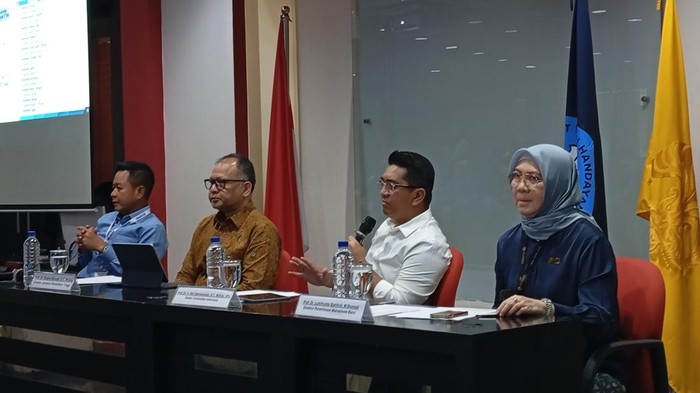 Konferensi Pers UTBK SNBT di UI. Dari kiri ke kanan, Wakil Ketua I Tim Penanggung Jawab SNPMB, Muryanto Amin, Direktur Jenderal Pendidikan Tinggi (Dirjen Dikti), Khairul Munadi, Rektor UI, Heri Hermansyah