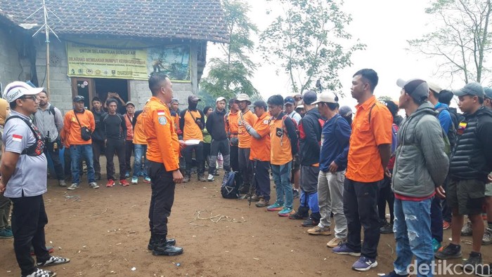 Koordinator Posko Operasi SAR, Tri Puji Sugiharto, memberikan pengarahan sebelum diberangkatkan naik ke Merbabu untuk mencari pendaki yang hilang, Selasa (22/4/2025).