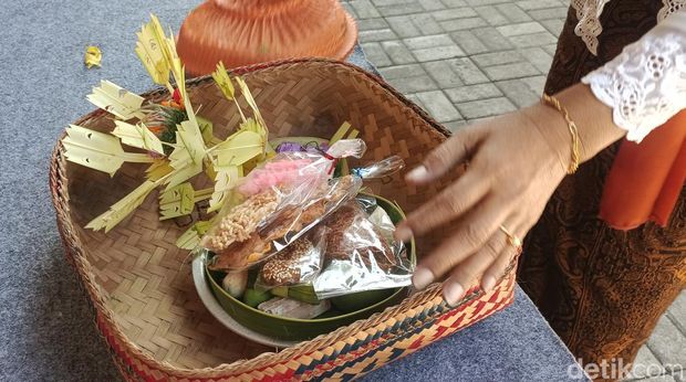 Krama dari Banjar Adat Medahan melangsungkan ngejot tumpeng ke rumah pengantin baru di Desa Medahan, Gianyar, Rabu (23/4/2025). (Ni Komang Ayu Leona Wirawan)