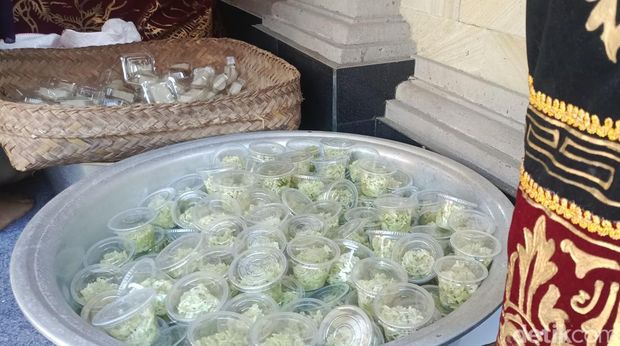 Krama dari Banjar Adat Medahan melangsungkan ngejot tumpeng ke rumah pengantin baru di Desa Medahan, Gianyar, Rabu (23/4/2025). (Ni Komang Ayu Leona Wirawan)