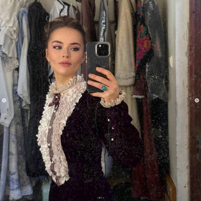 Kecantikan Kristina saat dewasa membuat siapa pun terpesona. Seperti di foto yang diunggahnya pada Januari 2025 ini di mana dia tampil dengan full makeup untuk pentas drama sekolah. Foto: Instagram