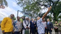 Di depan area Palestine Walk, Wali Kota Bandung Muhammad Farhan menyempatkan diri untuk berfoto selfie dengan para delegasi. Perjalanan dilanjutkan ke Pendopo Kota Bandung.