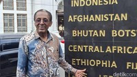 Delegasi menyambangi monumen KAA yang berisikan ukiran nama-nama negara peserta KAA 70 tahun lalu. Perjalanan dilanjutkan dengan menyusuri area Palestine Walk.