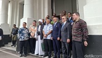 Di Gedung Merdeka, para delegasi menjalani tur sejarah, mengenang kembali peran penting gedung tersebut sebagai tempat pelaksanaan konferensi yang menjad cikal-bakal lahirnya Gerakan Non-Blok pada 1955.