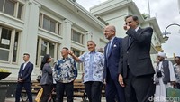 Dari hotel tersebut, para delegasi kemudian melanjutkan acara historical walk menyusuri Jalan Asia Afrika, menuju Gedung Merdeka hingga area tugu monumen KAA di Alun--alun Bandung.