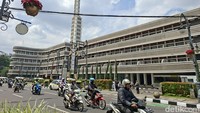Para delegasi menyambangi Hotel Savoy Homann Bandung pada sekitar pukul 11.20 WIB. Hotel bersejarah tersebut adalah tempat yang digunakan para peserta KAA 70 tahun lalu untuk menginap.
