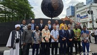 Acara dilangsungkan di sejumlah titik tempat bersejarah di kawasan Jalan Asia Afrika Bandung.