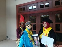 Kisah Budi Berkostum Ledhek Gogik Beri Kejutan Menantunya Saat Wisuda di UGM