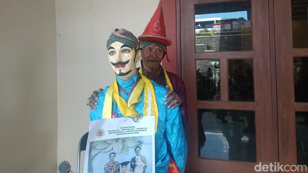 Budi Prasojo (68) memberikan kejutan kepada anak menantunya, Sarly Puspita Ariesta, yang ikut wisuda pascasarjana hari ini di GSP UGM, Rabu (23/4/2025).