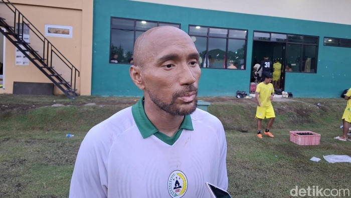 Manajer PSS Sleman, Leonard Tupamahu di Lapangan Pakembinangun, Sleman, Rabu (23/4/2025).