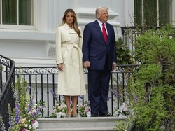 Kontroversi Tarif Trump, Ibu Negara AS Pakai Coat Buatan Jenama Kanada