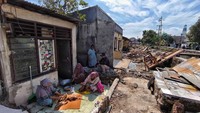 Warga beraktivitas di sisa rumah mereka yang digusur karena berdiri di lahan aliran air di Jalan Kali Baru, Tambun Selatan, Kabupaten Bekasi, Rabu (23/4/2025).
