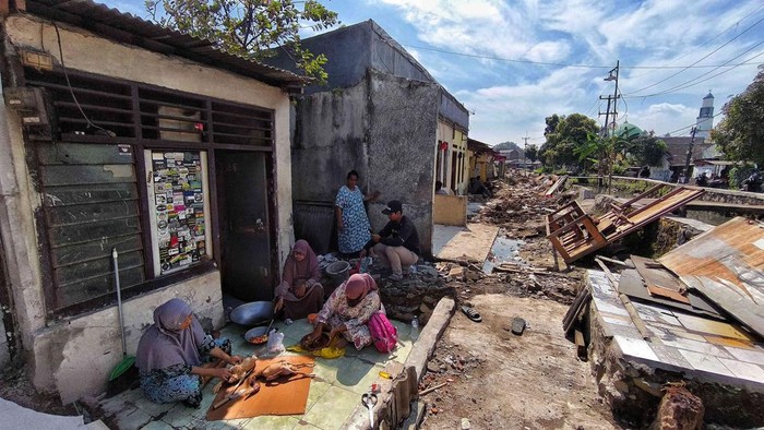 Melihat Aktivitas Warga Korban Penggusuran Bangunan Liar di Tambun Sebanyak 600 bangunan liar di bantaran Kali Baru, Kecamatan Tambun Selatan, Kabupaten Bekasi, dibongkar. Sejumlah warga masih beraktivitas di sisa bangunan.