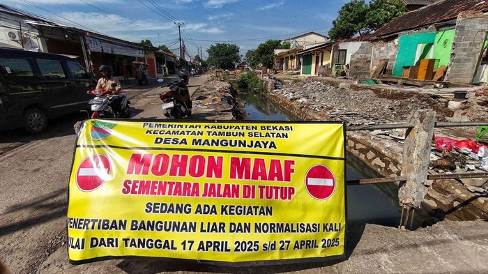 Melihat Aktivitas Warga Korban Penggusuran Bangunan Liar di Tambun Sebanyak 600 bangunan liar di bantaran Kali Baru, Kecamatan Tambun Selatan, Kabupaten Bekasi, dibongkar. Sejumlah warga masih beraktivitas di sisa bangunan.